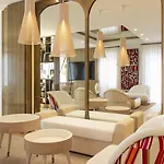Eight Paraggi Hotell