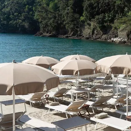 Eight Paraggi Hotell